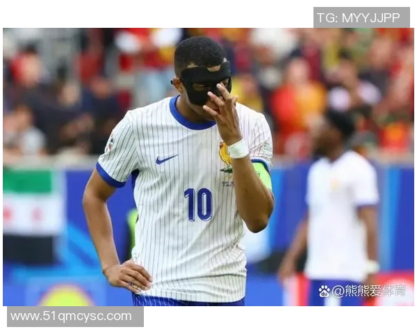 意外拍照的足球明星究竟是谁引发了众多球迷的关注与讨论